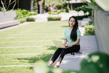 Genç ve çekici bir Asyalı kadın öğrenci oturur ve gün boyunca bir üniversite kampüsünde onu dizüstü bilgisayar üzerinde çalışır. O, o çalışırken gelişigüzel giyinmiş. 
