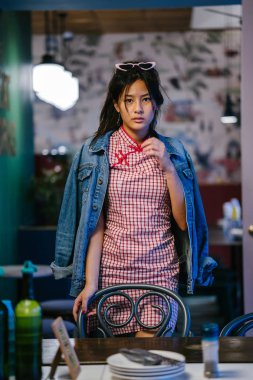  Geleneksel Çince cheongsam elbiseli genç, çekici Çinli Asyalı kız