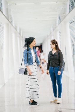 Gündüz vakti köprüde farklı etnik kökenlere sahip iki arkadaş. Biri Malezyalı Müslüman bir kadın, diğeri de Çinli bir Asyalı. İkisi de genç, enerjik ve çekici..