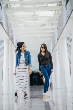 Farklı etnik kökenlere sahip iki arkadaş gün boyunca bir köprüde yan yana dururlar. Biri Malezyalı Müslüman bir kadın, diğeri de Çinli bir Asyalı. İkisi de genç, enerjik ve çekici..