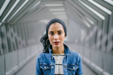 Gündüz vakti genç, zarif ve çekici Malezyalı Müslüman kadın.