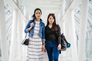 Farklı etnik kökenlere sahip iki arkadaş gün boyunca bir köprüde yan yana dururlar. Biri Malezyalı Müslüman bir kadın, diğeri de Çinli bir Asyalı. İkisi de genç, enerjik ve çekici..