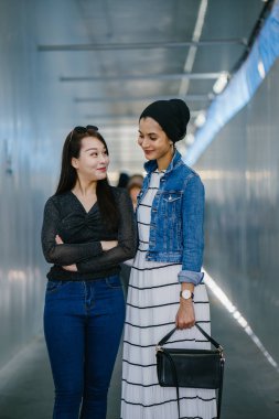 Gündüz vakti köprüde farklı etnik kökenlere sahip iki arkadaş. Biri Malezyalı Müslüman bir kadın, diğeri de Çinli bir Asyalı. İkisi de genç, enerjik ve çekici..