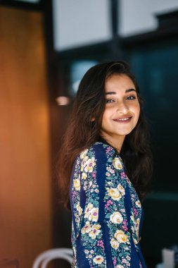 uzun boylu, Genç, zarif portresi ve akan içinde güzel Hint Asyalı kadın elbise 