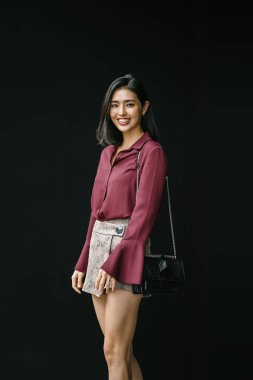 Stüdyo portre bir genç, güzel ve zarif Kore Asya kadının bir ipek bluz ve mini etek.