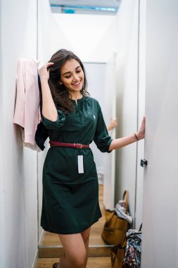 Yeni giyim moda salonu bir alışveriş merkezinde bir montaj odasında çalışıyor bir genç ve güzel Hint Asyalı kadın portresi.