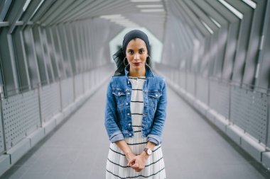 Gündüz vakti genç, zarif ve çekici Malezyalı Müslüman kadın.