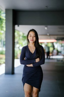 Kendinden emin, genç, güzel ve kendinden emin Asyalı bir kadının portresi.