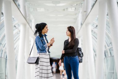 Farklı etnik kökenlere sahip iki arkadaş gün boyunca bir köprüde yan yana dururlar. Biri Malezyalı Müslüman bir kadın, diğeri de Çinli bir Asyalı. İkisi de genç, enerjik ve çekici..
