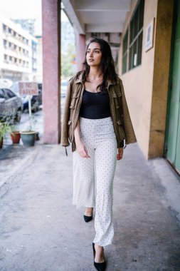 Gün boyunca bir geçit Asya'da bir şehirde yürürken bir uzun boylu, güzel, ince ve zarif Hint Asyalı kadın portresi. O zarif giyindi ve bir ceket omuzları üzerinde bol dökümlü vardır.