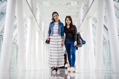 Farklı etnik kökenlere sahip iki arkadaş gün boyunca bir köprüde yan yana dururlar. Biri Malezyalı Müslüman bir kadın, diğeri de Çinli bir Asyalı. İkisi de genç, enerjik ve çekici..