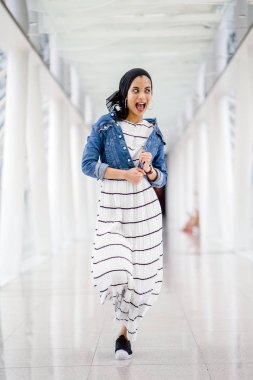 Gündüz vakti genç, zarif ve çekici Malezyalı Müslüman kadın.