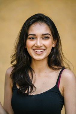 siyah top uydurma içinde genç, çekici ve güzel bir Hint Asyalı Kız portresi