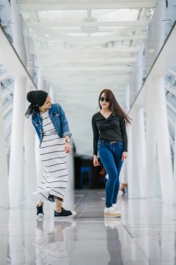 Farklı etnik kökenlere sahip iki arkadaş gün boyunca bir köprüde yan yana dururlar. Biri Malezyalı Müslüman bir kadın, diğeri de Çinli bir Asyalı. İkisi de genç, enerjik ve çekici..