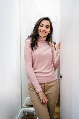 Yeni giyim moda salonu bir alışveriş merkezinde bir montaj odasında çalışıyor bir genç ve güzel Hint Asyalı kadın portresi.