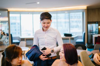 birlikte çalışma alanındaki bir grup iş adamı  