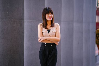 Asya mall alışveriş merkezleri içinde belgili tanımlık geçmiş ile dışında duran genç Çinli Asyalı kadın