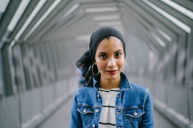 Gündüz vakti genç, zarif ve çekici Malezyalı Müslüman kadın.