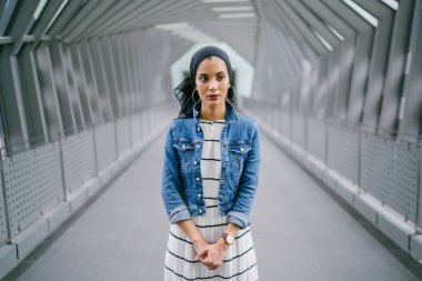 Gündüz vakti genç, zarif ve çekici Malezyalı Müslüman kadın.