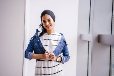 Gündüz vakti genç, zarif ve çekici Malezyalı Müslüman kadın.