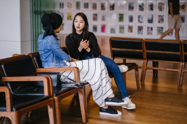 İki bayan arkadaş bankta oturup sohbet ediyorlar. Biri Çinli, diğeri Müslüman.