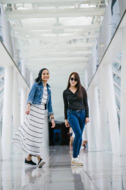 Farklı etnik kökenlere sahip iki arkadaş gün boyunca bir köprüde yan yana dururlar. Biri Malezyalı Müslüman bir kadın, diğeri de Çinli bir Asyalı. İkisi de genç, enerjik ve çekici..