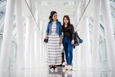 Farklı etnik kökenlere sahip iki arkadaş gün boyunca bir köprüde yan yana dururlar. Biri Malezyalı Müslüman bir kadın, diğeri de Çinli bir Asyalı. İkisi de genç, enerjik ve çekici..