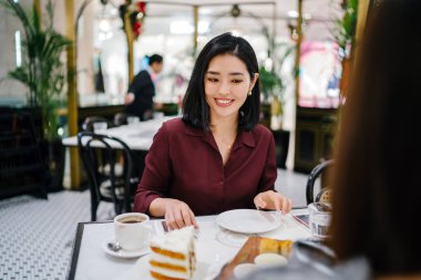 klas bir kapalı Kafe oturan bir güzel ve zarif genç Kore Asya kadın portresi