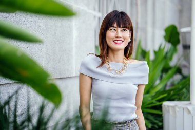 Zarif ve çekici Asyalı Çinli kadın. O şık giyinmiş ve çekici ve güzel