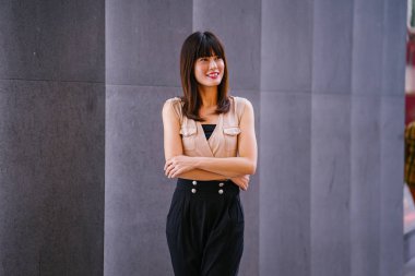 Asya mall alışveriş merkezleri içinde belgili tanımlık geçmiş ile dışında duran genç Çinli Asyalı kadın