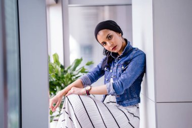 Gündüz vakti genç, zarif ve çekici Malezyalı Müslüman kadın.