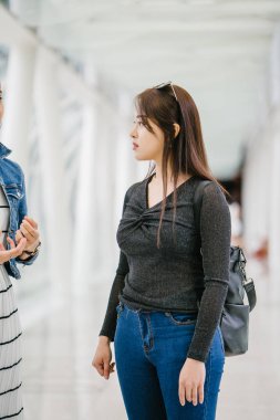Gündüz vakti köprüde farklı etnik kökenlere sahip iki arkadaş. Biri Malezyalı Müslüman bir kadın, diğeri de Çinli bir Asyalı. İkisi de genç, enerjik ve çekici..