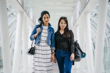 Farklı etnik kökenlere sahip iki arkadaş gün boyunca bir köprüde yan yana dururlar. Biri Malezyalı Müslüman bir kadın, diğeri de Çinli bir Asyalı. İkisi de genç, enerjik ve çekici..