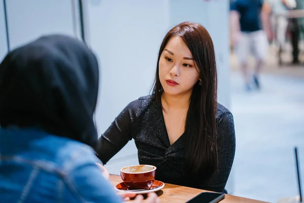 Uma Mulher Asiática Chinesa Uma Mulher Muçulmana Desfrutando Seu Tempo — Fotografia de Stock