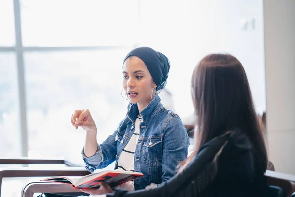 Due Giovani Amiche Siedono Panchina Leggono Libri Discutono Uno Una — Foto Stock