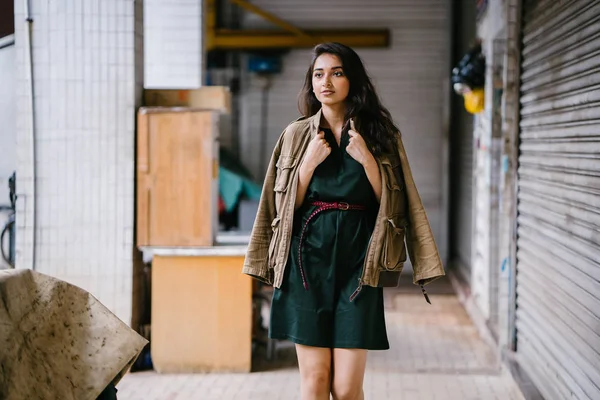 Junge Große Schlanke Und Elegante Indische Asiatin Posiert Für Ein — Stockfoto