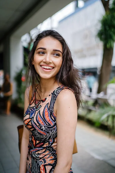 Retrato Moda Uma Menina Asiática Indiana Bonita Jovem Magra Vestido — Fotografia de Stock