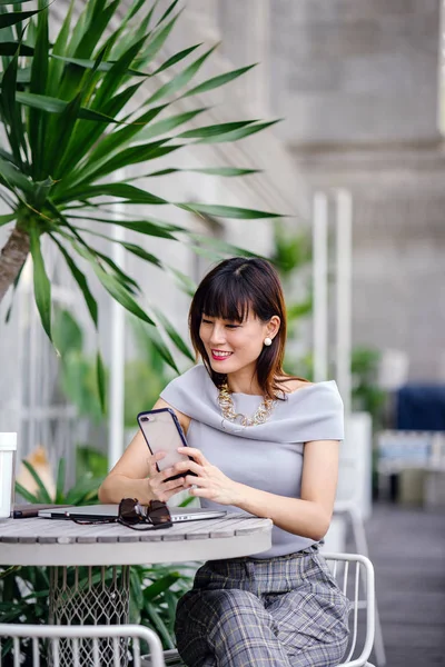 Retrato Una Atractiva Segura Exitosa Mujer Asiática China Ella Sostiene — Foto de Stock