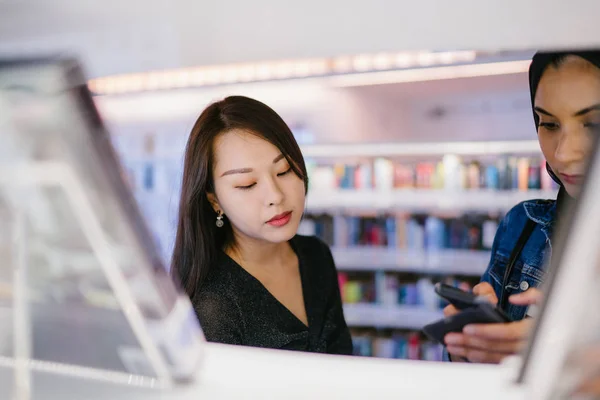 Eine Asiatische Chinesin Und Eine Muslimische Frau Stehen Einer Bibliothek — Stockfoto