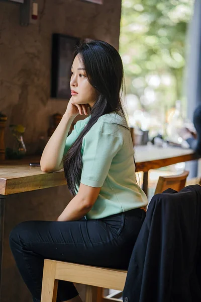 Портрет Молодой Привлекательной Азиатки Китая Отдыхающей Отдыхающей Кафе Днем Выходные — стоковое фото