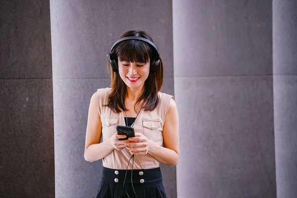 Retrato Una Mujer China Mediana Edad Fotogénica Escuchando Música Sus —  Fotos de Stock