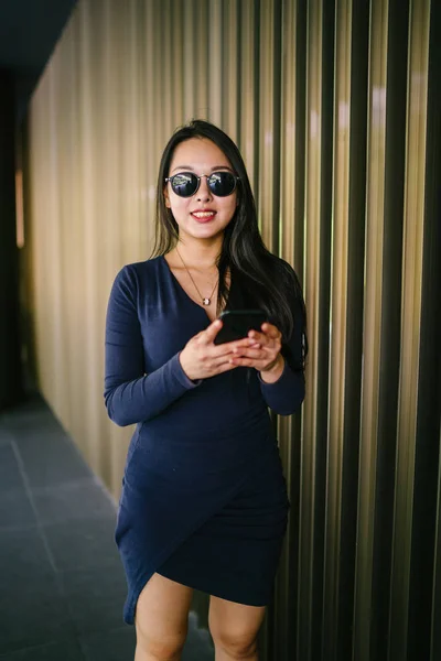 Portret Van Een Jonge Mooie Aziatische Chinese Vrouw Met Smartphone — Stockfoto