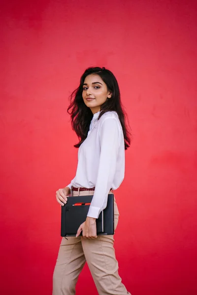 Retrato Uma Jovem Estudante Indiana Asiática Vestindo Uma Camisa Branca — Fotografia de Stock