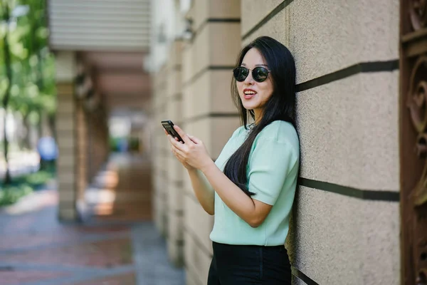 Retrato Una Joven Hermosa Mujer China Asiática Sosteniendo Teléfono Inteligente —  Fotos de Stock