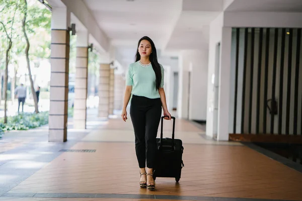 Una Joven Asiática Está Sacando Maleta Equipaje Ella Atractiva Elegante —  Fotos de Stock