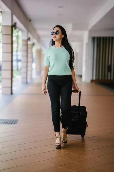 Una Joven Asiática Está Sacando Maleta Equipaje Ella Atractiva Elegante —  Fotos de Stock