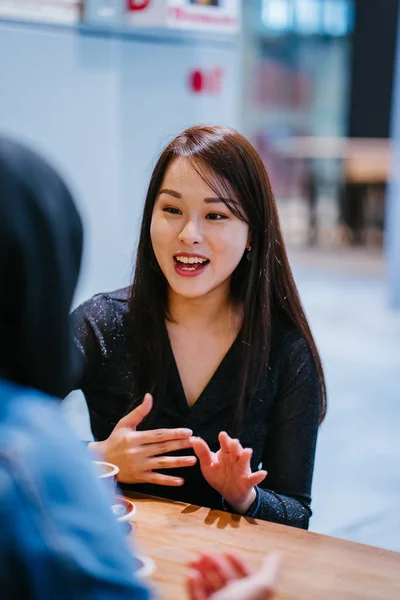 Uma Mulher Asiática Chinesa Uma Mulher Muçulmana Desfrutando Seu Tempo — Fotografia de Stock