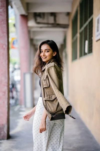 Retrato Una Mujer Asiática India Alta Hermosa Delgada Elegante Caminando — Foto de Stock