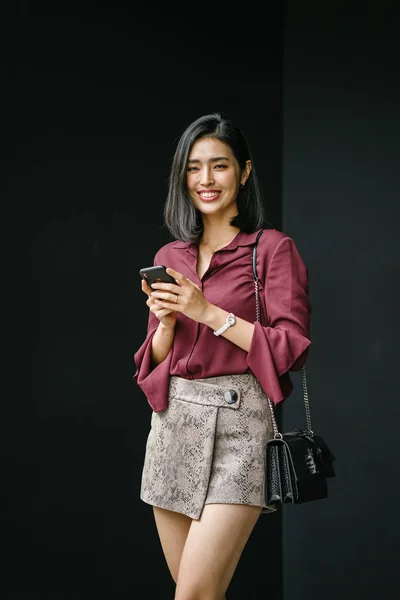 Joven Coreano Asiático Mujer Holding Smartphone — Foto de Stock