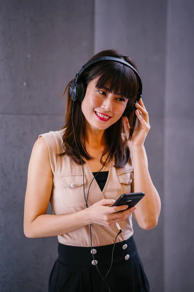 Retrato Una Mujer China Mediana Edad Fotogénica Escuchando Música Sus —  Fotos de Stock